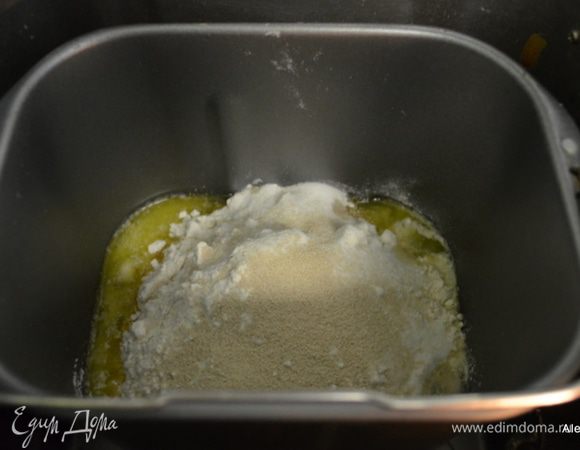 Загрузим в х/печку в этой же  последовательности 6 первых ингредиентов . Поставим режим тесто (у меня 1 час 30 мин).
Рецепт не годится для программирования и загрузки заранее. 