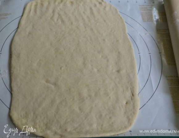 На рабочую поверхность выложим муки,если надо, обминаем. И даем ему отдохнуть 10 мин. Комната должна быть без сквозняка.
Затем раскатываем как на рулет.