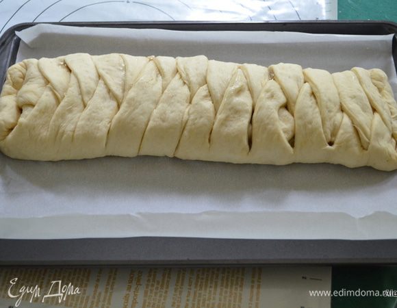 Тут один момент тесто можно раскатать на бумаге для выпечки и затем перенести на противень или без бумаги, но осторожно перенести на смазанный маслом противень.