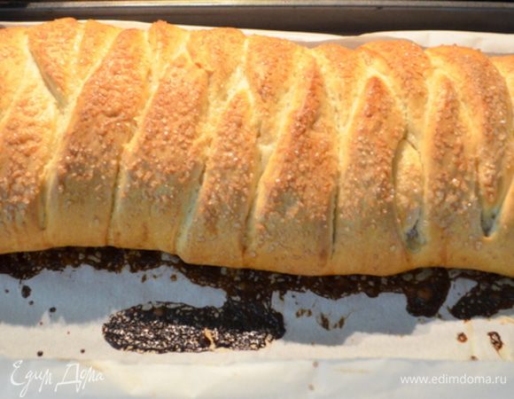 Поставим на расстойку на 30-45 мин.в теплое место. Тесто вдвойне увеличится. Затем в горячую духовку 190 гр  на 30 мин. Прикрываем фольгой , чтоб не пригорело примерно на 20 й минуте или по вашей духовке. Достанем и дадим ему отдохнуть.