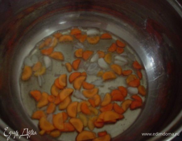 В кастрюле, в которой будете варить суп обжарить морковку  и лук, до прозрачности лука.