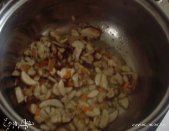 Добавить нарезанные белые грибы и тушить до  готовности.