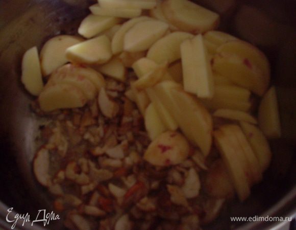 К грибам добавить картофель и залить холодной водой, так грибы отдадут больше аромата в бульон. Когда суп закипит, посолить по вкусу.