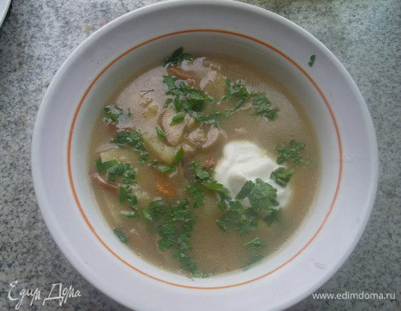 Когда картофель приготовится, подавать со сметаной и зеленью петрушки + немного зеленого лука.