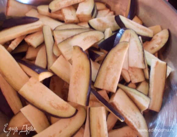 Баклажаны порезать  тонкими  пластинками. Отварить 2 минуты в подсоленной воде (на 3 л воды 2 ст.л. соли). Затем отбросить на дуршлаг и отжать лишнюю воду. Обжарить на сковороде с 2 ст.л. масла и соевым соусом до мягкости.