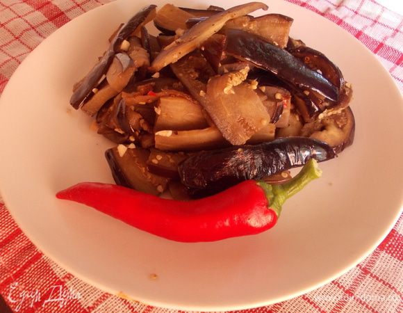 Залить маринадом баклажаны и оставить промариноватся на пару часов.