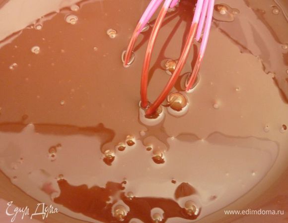 Начать подготовку шоколадной начинкой: Положите шоколад в миску. Разогреть не доводить до кипения (только разогреть хорошо) в небольшой кастрюле 180 мл сливок. Снять с огня и сразу же залить шоколад. Подождать 1-3 минуты и хорошо перемешать до однородной и гладкой консистенции, остудить  до комнатной температуры.
