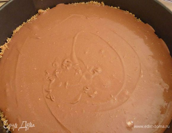 Переложить мусс  на основание и разгладить. Убрать  в холодильнике на 4 часа или на ночь перед подачей на стол.

