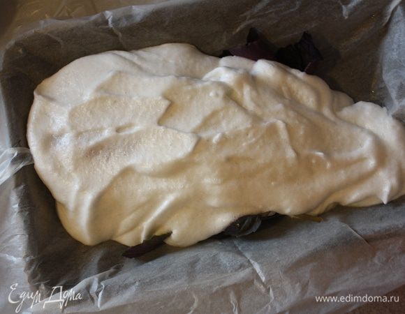 Белки смешаем с 1 ст.л. соли и миксером взобьем в воздушную массу.Вмешаем оставшуюся соль и выложим массу на рыбу,чтобы она плотно ее покрыла,как одеялком))) И ставим в разогретую до 190 градусов духовку на 40 минут.  