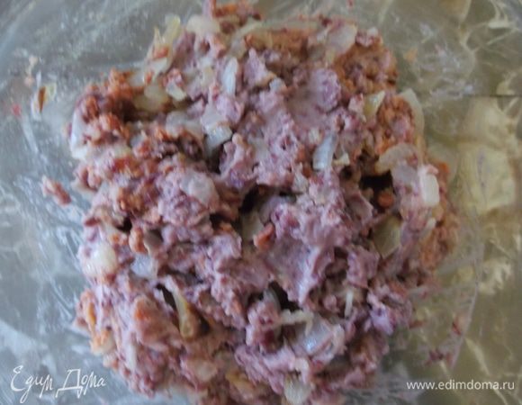 Прорезать мелко лук и обжарить на разогретом растительном масле, фасоль откинуть на дуршлаг и слить сок, перемолоть в блендере или на мясорубке, перемешать с луком, это будет начинка.