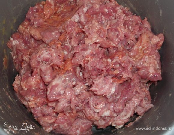 В фарш добавить яйцо, посолить, поперчить и хорошо перемешать.