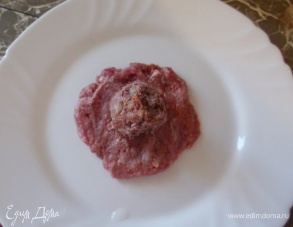 Из фарша формируем лепёшечку, выкладываем начинку