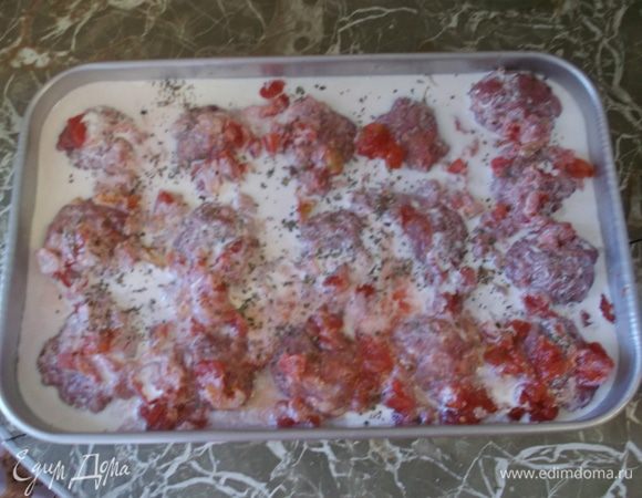 Заливаем помидорами (если свежие,то ошпариваем, снимаем кожицу и перемалываем в блендере). В рецепте сказано,если помидорной заливки мало,то добавить воду. Я добавляю молоко или жидкие сливки,так вкуснее,если есть веточки тимьяна выкладываем сверху или присыпаем любой зеленью