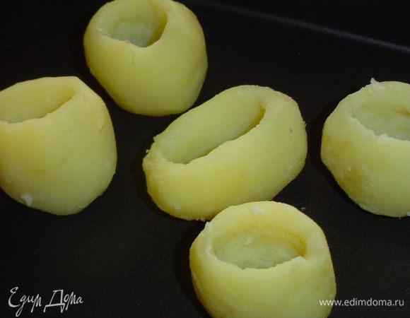 Чайной ложкой удаляем серединку из картофеля,