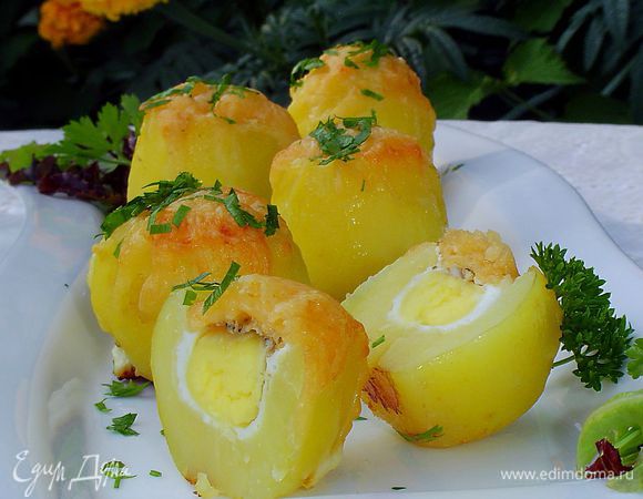 В  итоге получаем вкусный картофель с запеченным яйцом внутри, а сверху с хрустящей сырной шапочкой!