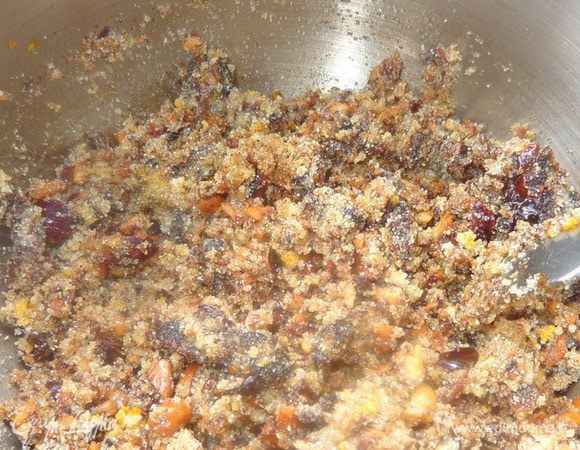 Добавить в смесь сахарный сироп и сок апельсина, перемешать, накрыть крышкой и держать на огне, пока манка не разбухнет как следует и не впитает всю жидкость.