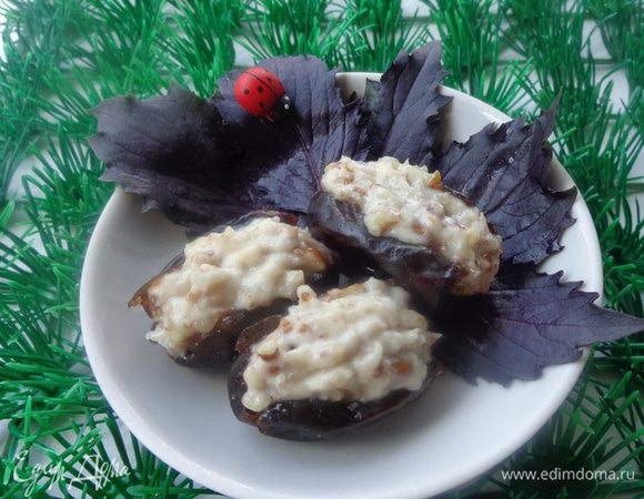 Из фиников удалить косточки и начинить их орехово-чесночной начинкой.
