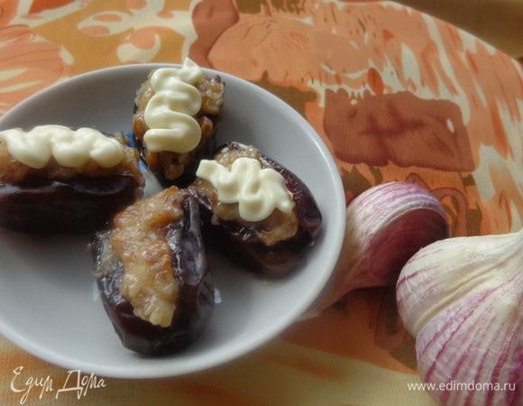 Подавать как закуску. А я съела три штуки -  и наелась, и ужинать не стала! Блюдо у нас понравилось всем! 
Приятного аппетита!