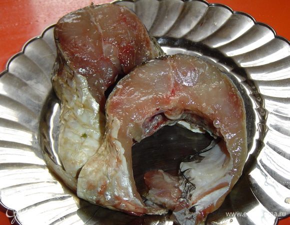 Рыбу очищаем, разделываем, моем и нарезаем крупными кусками.