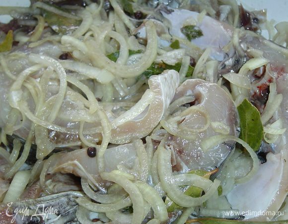 Лук очищаем и нарезаем полукольцами.В миску кладем лук,немного перца,лаврового листа,сверху выкладываем подсоленную по Вашему вкусу рыбу,затем опять слой лука,перца,лаврового листа,затем рыба.Так чередуем слои,но чтобы сверху был слой лука. Все это поливаем лимонным соком,накрываем крышкой и оставляем на пару часов мариноваться.
