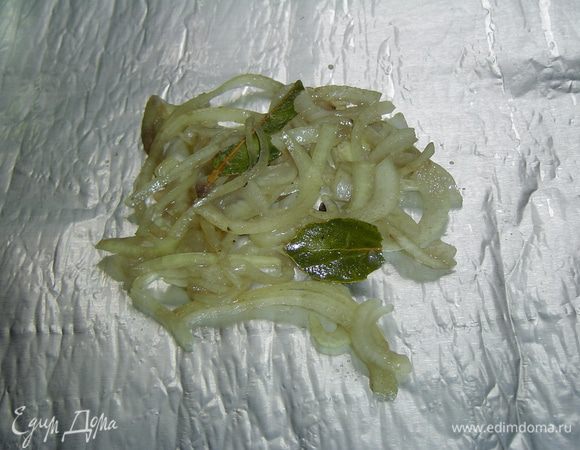 Пока рыбка маринуется, растапливаем мангал.
Нам понадобиться фольга,которую надо нарезать по кол-ву кусков рыбы. Затем на фольгу выкладываем немного промаринованного лука со специями,
