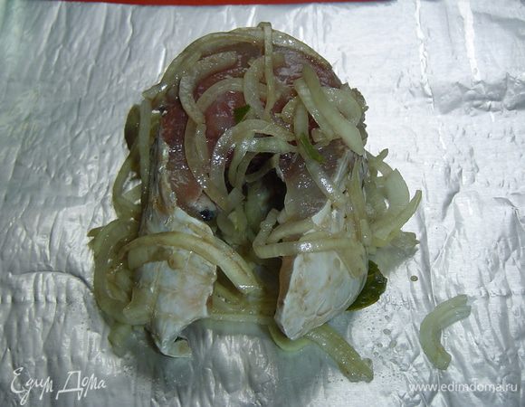 а сверху помещаем кусок пеленгаса и немного притрушиваем луком.