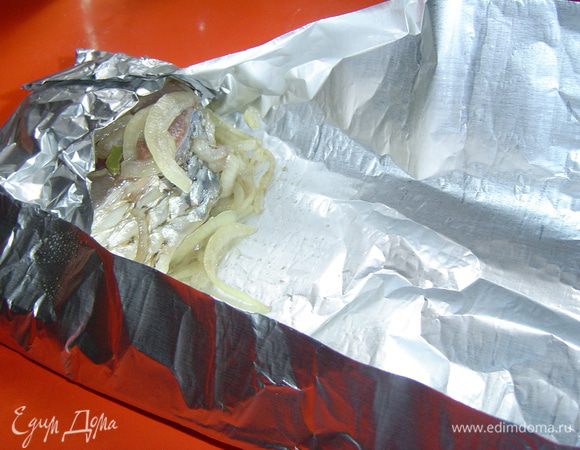 Рыбу заворачиваем в фольгу,