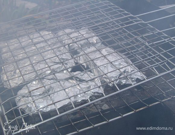 затем кладем на решетку и жарим на углях с обоих сторон 20-25 минут.