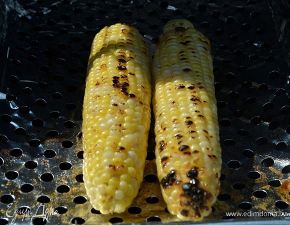 Кукурузу очищенную отгрилить примерно 10 мин. 