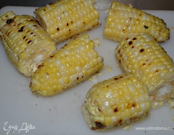 Готовую кукурузу можно разрезать на 3 части. У меня так дети к примеру лучше едят,чем целиком.