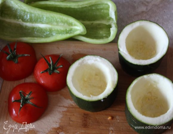 Подготовим овощи для фарширования. Помоем, посушим. Перцы разрежаем пополам, удалим перегородки и семена. У томатов срежем шляпки и удалим мякоть (ложкой). мякоть сохраняем. Кабачки (и баклажаны) нарезаем вот такими столбиками, вычищаем мякоть, оставляя небольшое дно. Мякоть отправляем к мякоти томатов.