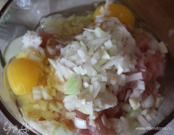 Хлеб замачиваем в холодной воде на 10-15 минут. отжимаем и добавляем к фаршу, туда же добавляем яйца, порезанный мелко лук и чеснок.