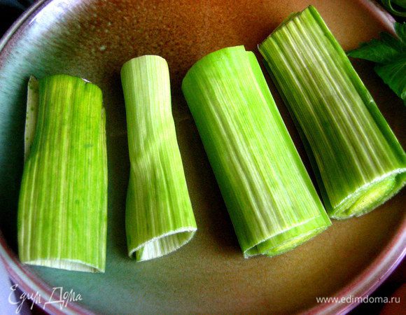 Порей разрезать на равные столбики.