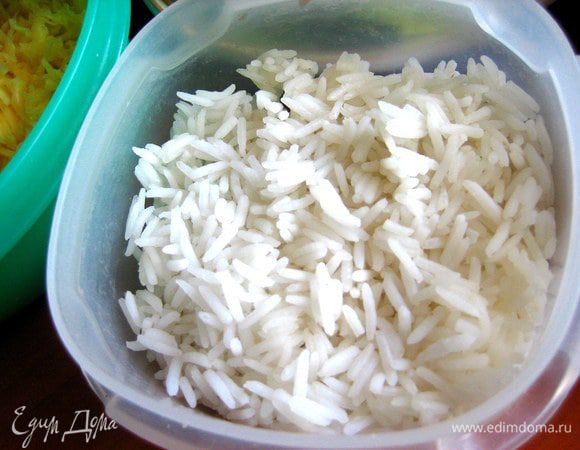 Рис заранее отвариваем... У меня осталась порция от вчерашних салатов.