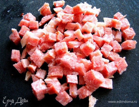 Разрезаем на мелкие кубики.