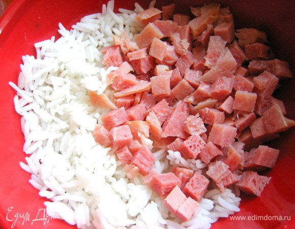Сначала делаем начинку... К рису добавляем ветчину.