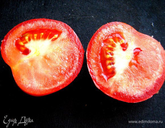 Для сочности покрошим томат.