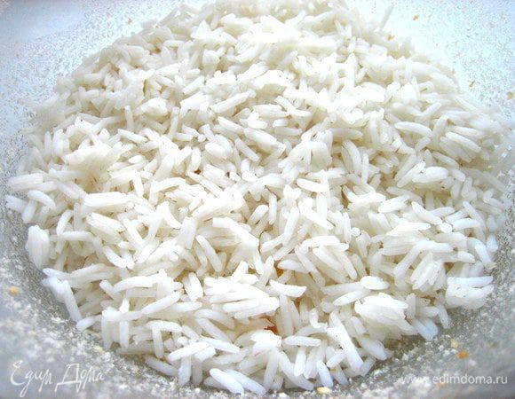 На дно насыпаем остатки риса.