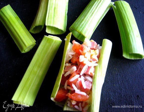 Разворачиваем порей и заполняем начинкой,закрываем вторым кусочком порея.