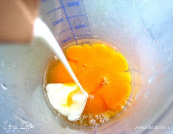 Делаем заливку...В шейкер вбиваем яйца.