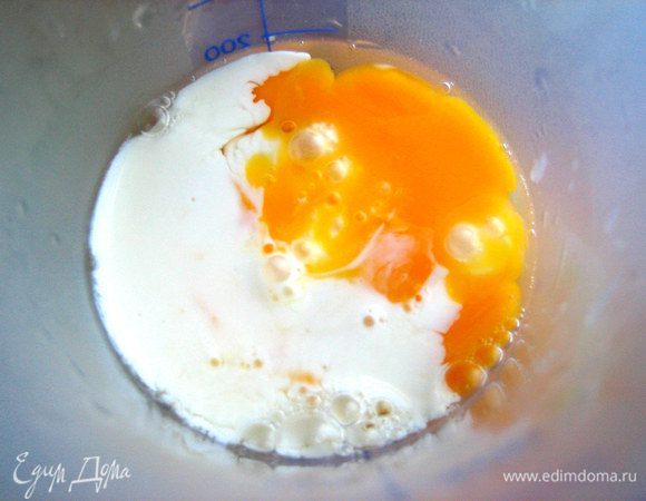 Добавляем сливки или молоко.