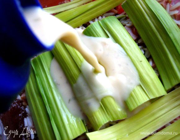 Взбиваем и выливаем смесь на "каннелони".