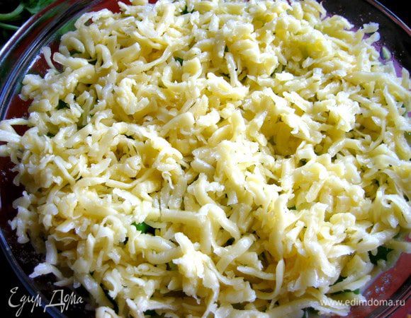 Покрываем густо шапкой из сыра...Отправляем запекаться при 200*.