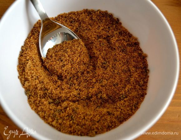 Сахар мусковадо...немного слов об этой разновидности коричневого сахара. Сахар мусковадо — это тростниковый нерафинированный сахар, кристаллизованный после первого уваривания сока. Кристаллы сахара мусковадо крупные, липкие и ароматные. Чем выше содержание патоки (мелассы), тем темнее цвет кристаллов. Такой сахар вырабатывался в американских колониях и очищался уже в Европе — даже его название происходит от старинных испанского слова, обозначающего "неочищенный". Темный сорт за насыщенный коричневый цвет любят кондитеры — он придает особенный цвет выпечке, кремам и вообще всему, во что его добавляют. Его комплексный вкус и насыщенный цвет, благодаря высокому содержанию мелассы, могут придать изюминку любым кулинарным экспериментам.