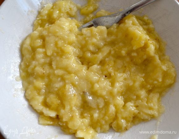 Бананы раздавить вилкой до кашеобразного состояния. 