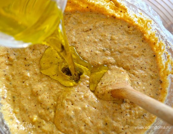 ...и оливкове масло (которое, при желании можно заменить на растопленное сливочное масло). Быстро все перемешать, без фанатизма, убедившись лишь, что все ингредиенты как следует между собой перемешались.  