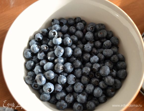 Чернику предварительно вымыть и обсушить.