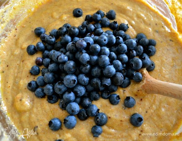 Добавить в тесто чернику и еще буквально пару раз все аккуратно перемешать,... 