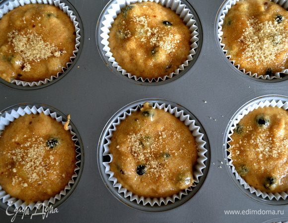 Разложить тесто по формочкам для маффинов, заполнив их практически полностью... Совет Г.Рамзи, которым я решила не пренебрегать, даже если и боялась, как бы мои маффины не повылезли сильно из формы, учитывая то, то обычно ими рекомендуется заполнять формы на 2/3... Эти маффины тоже достаточно в самом начале хорошо поднялись в духовке, но затем очень гармонично приняли нужную форму и объем (!) и все получилось замечательно! Присыпать сверху обыкновенным коричневым сахаром.  