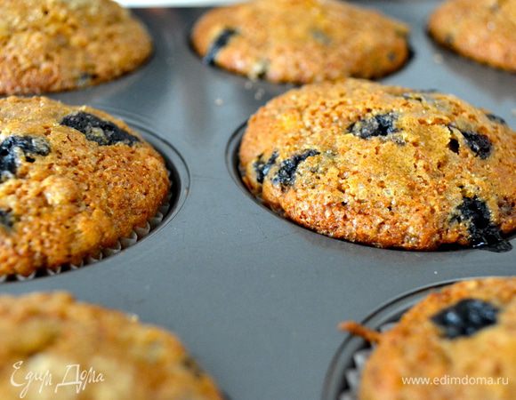 Выпекать в разогретой духовке 20-25 минут. Готовность проверить с помощью деревянной шпажки, которая при проверке должна выходить из маффина совершенно сухой.  